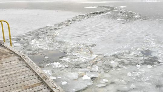 Na Borkach mężczyzna wpadł pod lód! Mimo sprawnej akcji ratunkowej zmarł