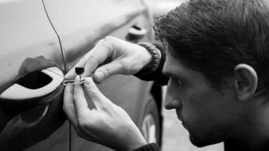 Na czym polega awaryjne otwieranie auta bez kluczyka?