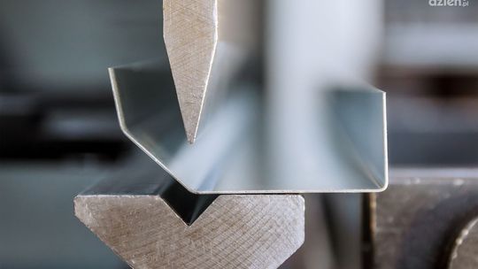 Na czym polega krawędziowe gięcie blach?