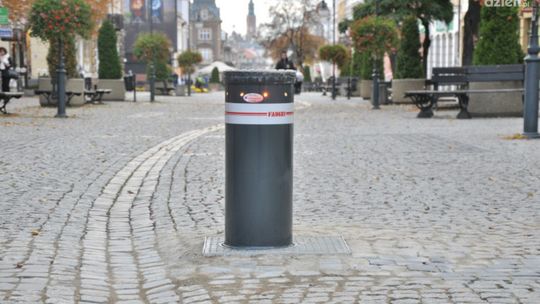 Na deptaku zamontowano opuszczane słupki