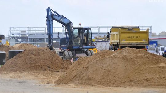 Na dwie zmiany budują drogę do portu lotniczego