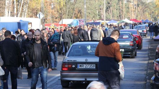 Na groby najlepiej autobusem