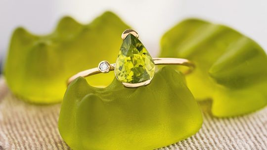 Na którym palcu nosi się pierścionek zaręczynowy?