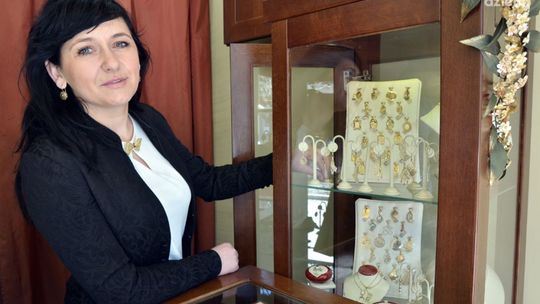 Na którym palcu ta obrączka?