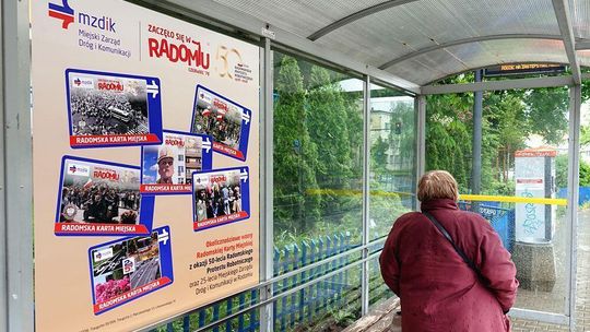 Na przystankach autobusowych promują nową kartę miejską. To kolejne upamiętnienie Radomskiego Czerwca '76