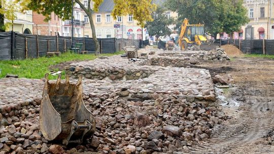 Na skwerze unii mury pną się do góry...