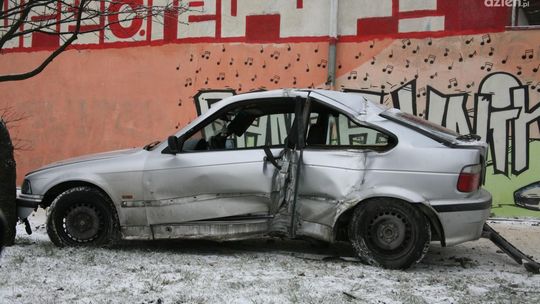 Na ul. Chrobrego bmw uderzyło w drzewo