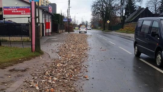 Na ulicę sypał się gruz. MZDiK apeluje