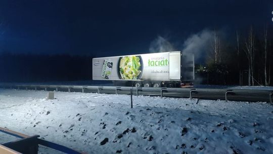 Naczepa ciężarówki zapaliła się na trasie S7