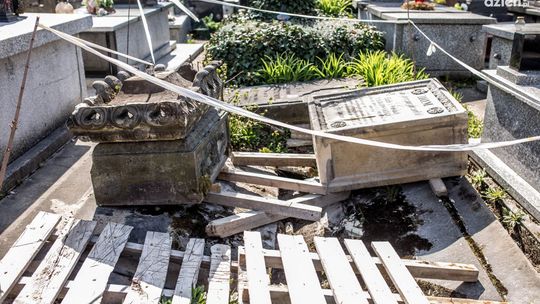 Nagrobki prawie odnowione