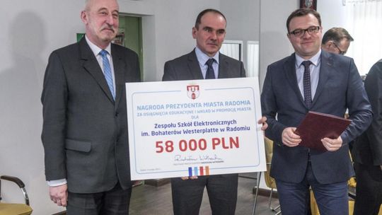 Nagrody dla uczniów i czek dla ZSE