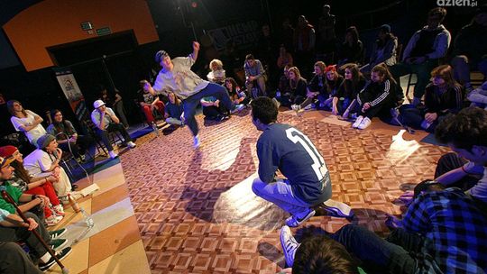 NAJBARDZIEJ OBCIACHOWE „PLĄSY” W KLIPACH DISCO – POLO