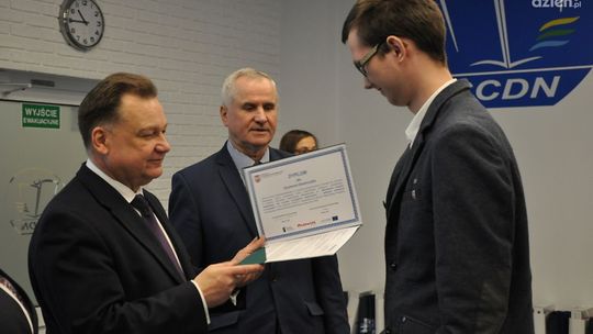 Najlepsi uczniowie ze stypendiami od marszałka