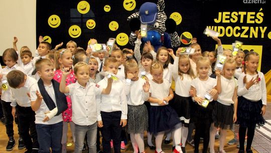 Najmłodsi uczniowie z odblaskami Najmłodsi uczniowie z odblaskami