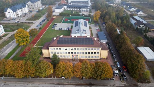 Najpierw fotowoltaika, a teraz wejście. Trwają prace w Zespole Szkół w Pionkach