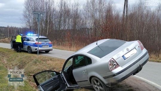Najpierw kolizja, a potem ucieczka zakończona w rowie