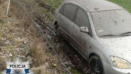Najpierw samochodem, a później pieszo. Trzech mężczyzn uciekało przed policją