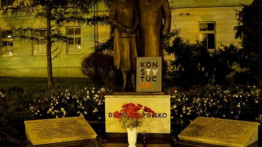 Napis KONSTYTUCJA pod pomnikiem pary prezydenckiej