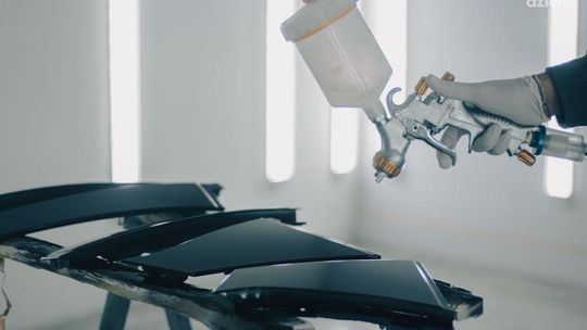 Narzędzia do aplikacji farb: Jak zbiornik ciśnieniowy i pistolet natryskowy wpływają na jakość malowania?