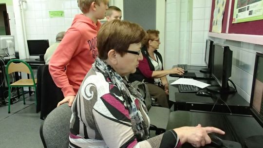 Nauczą dziadków obsługi komputera