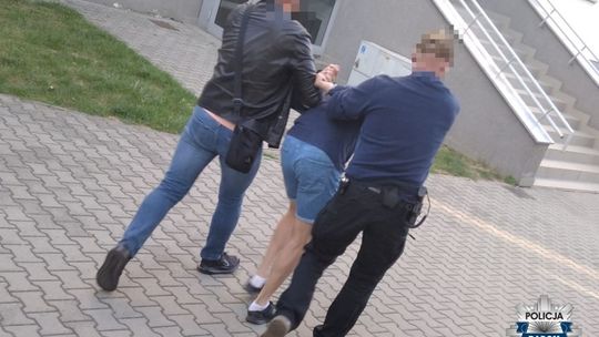 Nie chciał otworzyć drzwi policji Nie chciał otworzyć drzwi policji