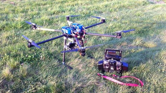 Nie każdy dron to zabawka! Może okaleczyć.