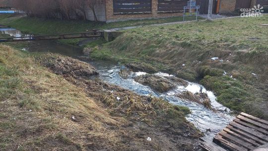 Nie ma kładki przy ul. Siennej, jest prowizoryczne przejście z drewnianej palety