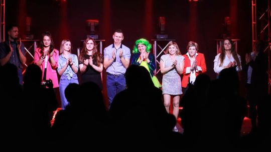 Kto robi większe widowisko? Kobiety, a może mężczyźni?