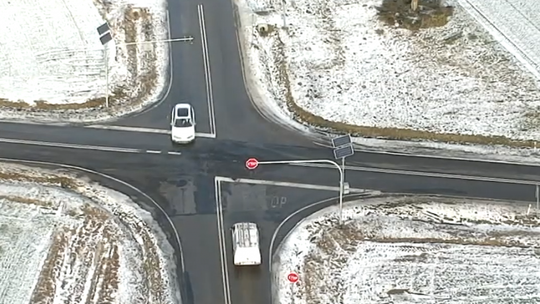 Niebezpieczne skrzyżowanie w Rzeczniowie i zero refleksji kierowców. Policja ukarała ich mandatami
