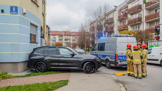 Niebezpieczne zdarzenie na ul. Rapackiego. BMW uderzyło w blok