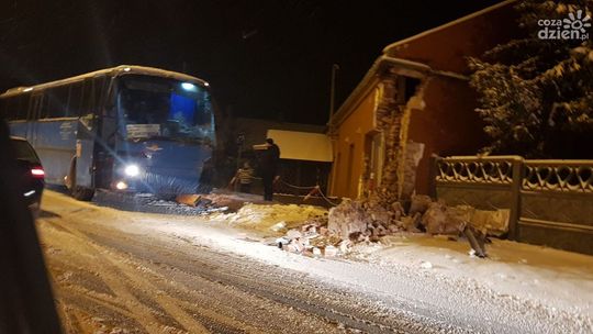 Niebezpiecznie na drogach. Autobus wjechał w dom
