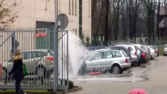 Niecodzienna fontanna przy szkole muzycznej [WIDEO]