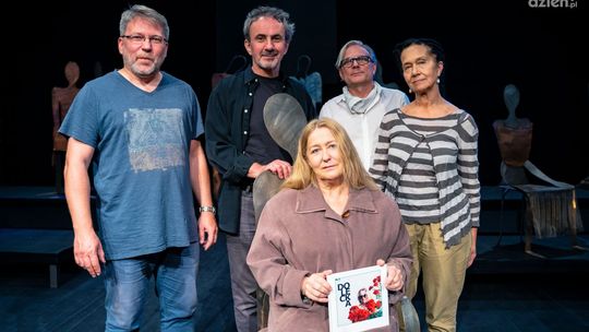 Niegłupia, niebrzydka, niebiedna