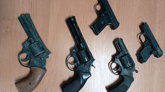 Nielegalna broń i narkotyki. Dwóch mężczyzn w rękach policji