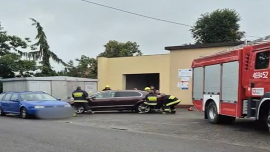 Nieprawidłowo zaparkowany samochód opóźnił akcję ratunkową w Mniszewie. Policja szybko ustaliła kierowcę