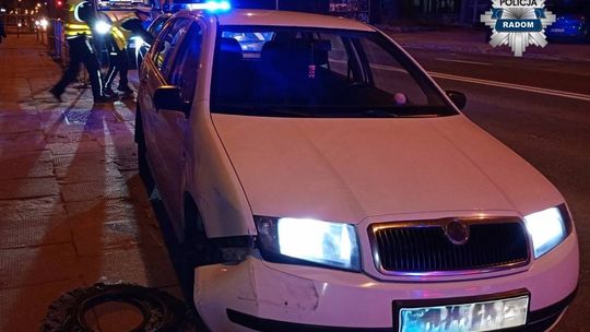 Nietrzeźwy kierowca z zakazem jazdy spowodował kolizje, brat znieważył policjantów