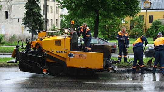 Nieustraszeni drogowcy łatają dziury w deszcz! Nieustraszeni drogowcy łatają dziury w deszcz!