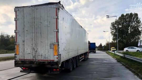 Niezarejestrowaną naczepą przewoził złom