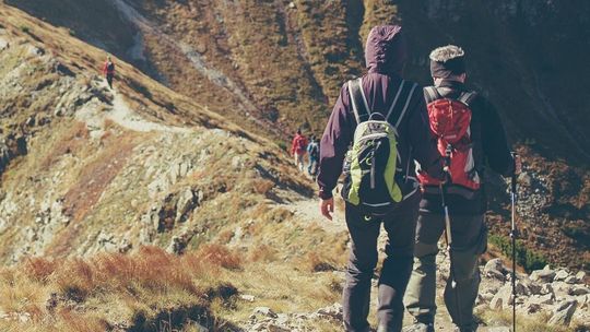 Niezawodny ekwipunek dla pasjonatów outdooru - co warto kupić w sklepie militarnym?