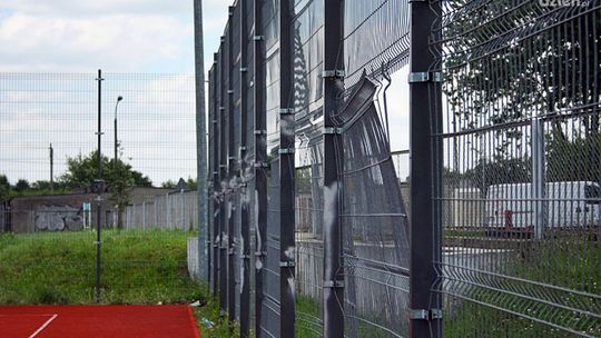 Niszczone przyszkolne boiska