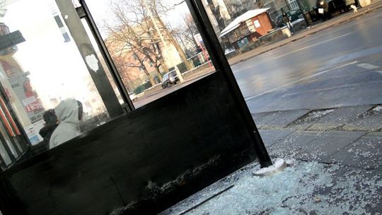 Niszczyli przystankową wiatę. Co roku miasto traci przez wandali