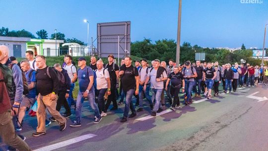 Nocna pielgrzymka mężczyzn do Starej Błotnicy