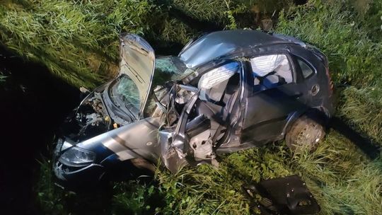 Nocne dachowanie samochodu