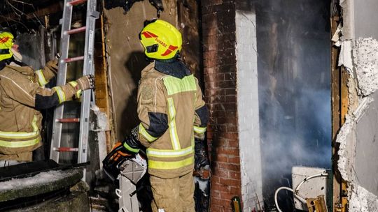 Nocny pożar domu. Jedna osoba trafiła do szpitala
