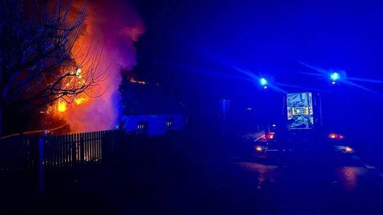 Nocny pożar domu jednorodzinnego. W akcji pięć zastępów straży pożarnej