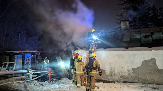 Nocny pożar domu. Z ogniem walczyło siedem zastępów straży