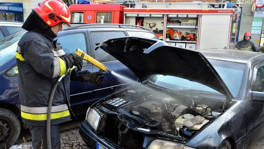 Nocny pożar samochodu na ulicy Zacisze