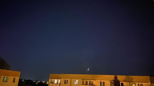 Nocny spektakl. Zorza i jasny przelot satelity nad Polską 