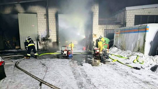 Nocy pożar warsztatu samochodowego. W akcji strażacy z Radomia i powiatu