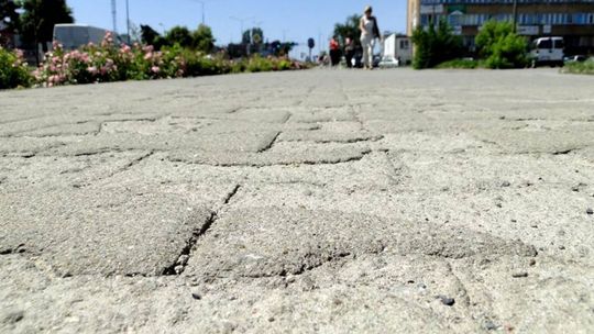 Nowe chodniki z kostki już się sypią!